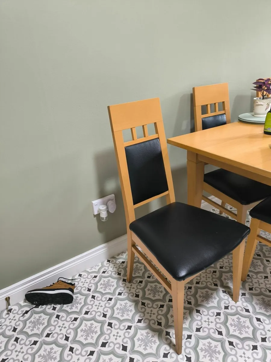 Kitchen table and chairs - Image 2