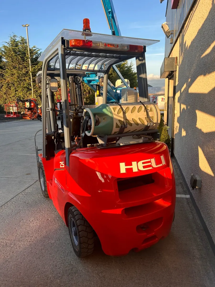 HELI GAS 2.5Ton FORKLIFT - Image 3