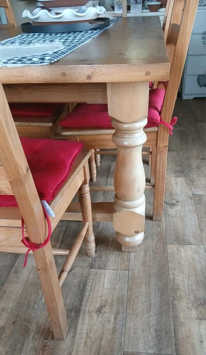 Table and chairs - Image 2