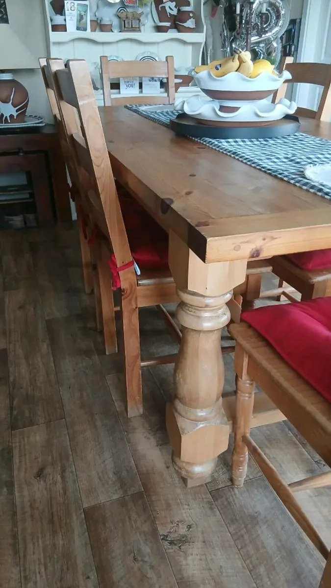 Table and chairs - Image 3