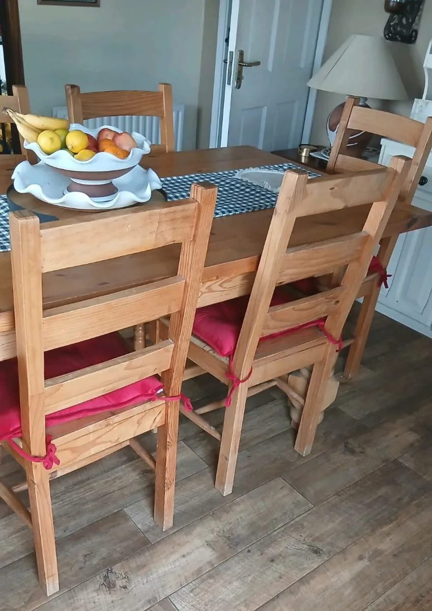 Table and chairs - Image 4