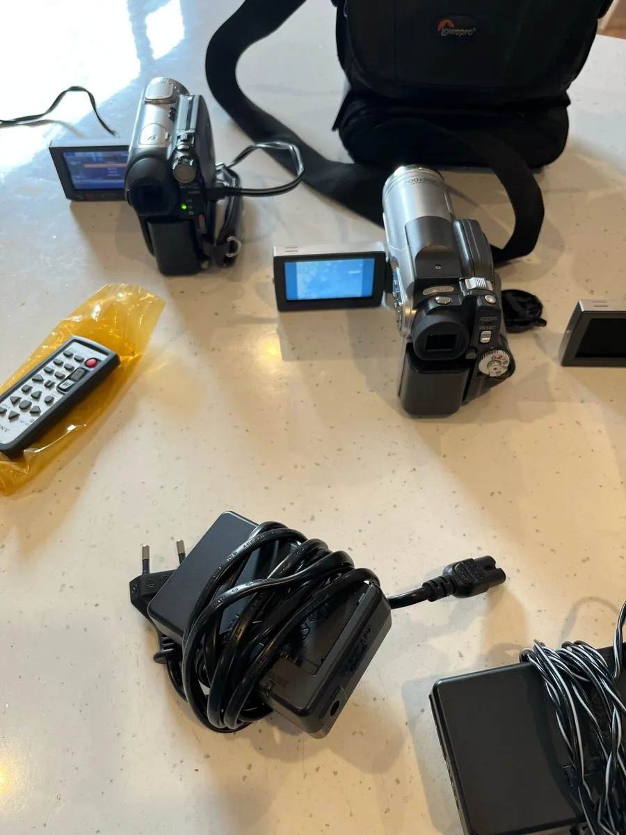 Vintage camcorder job lot working Sony / hitachi - Image 4