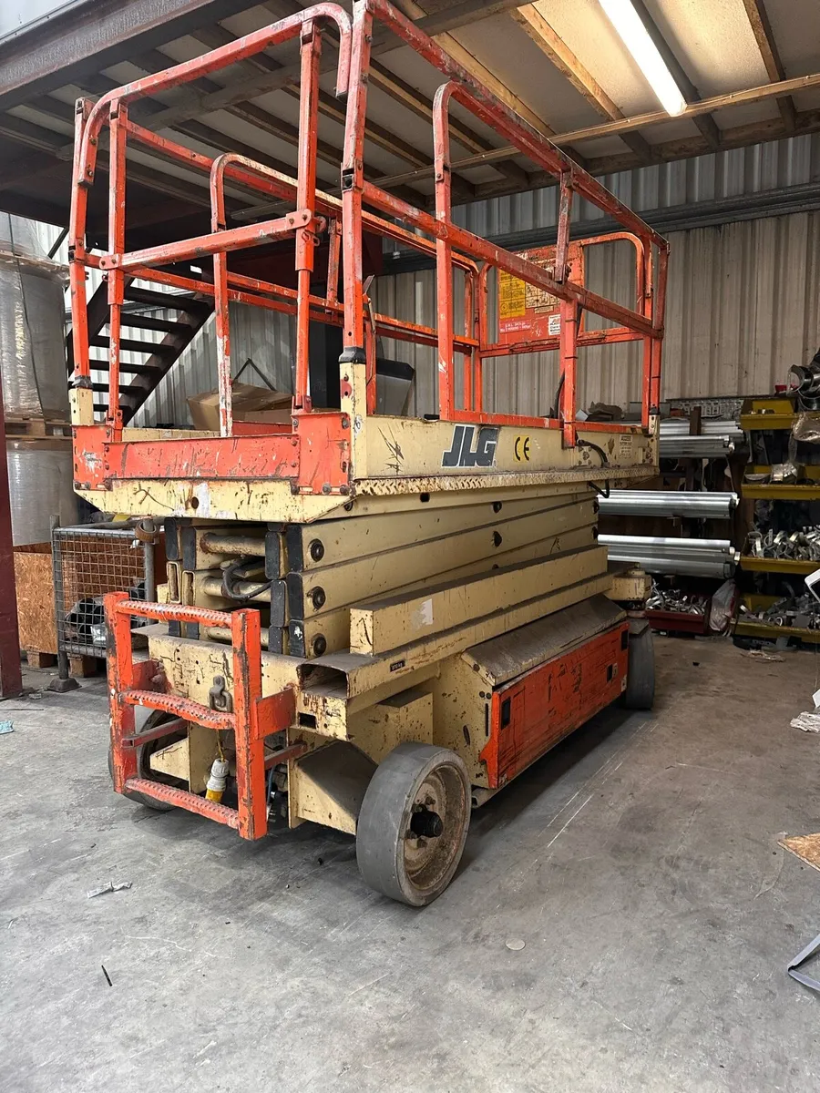 JLG scissors lift - Image 1