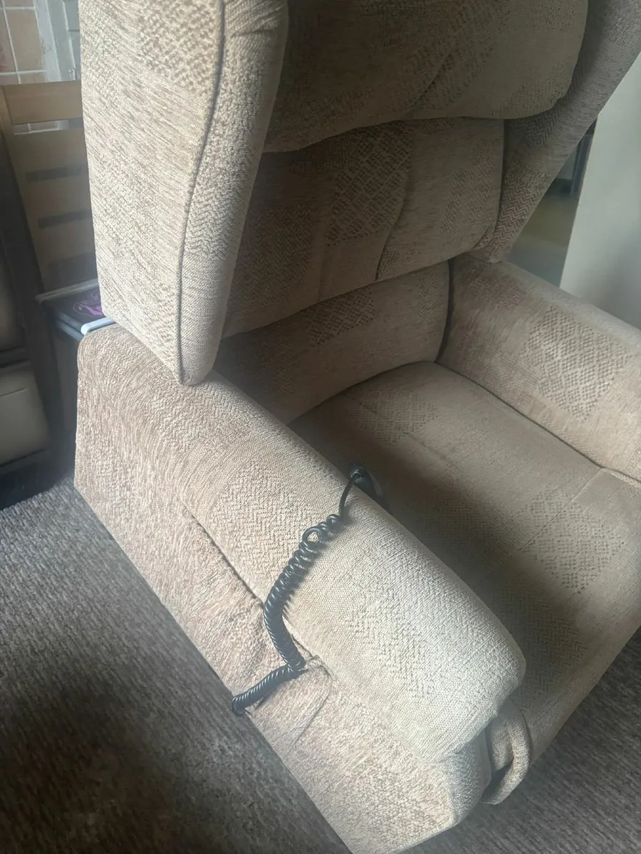 Stand to Lift Recliner Chair - Image 3