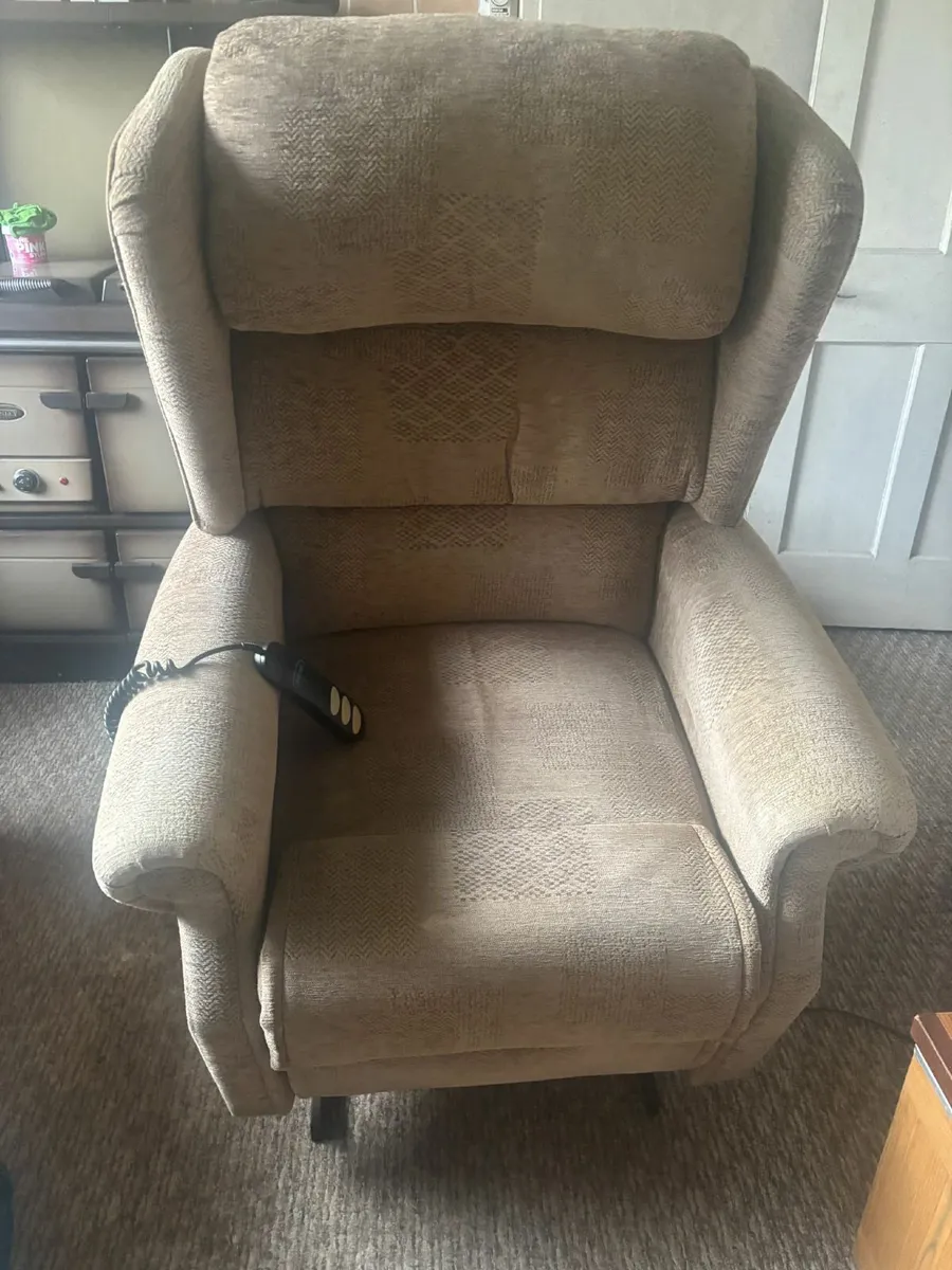 Stand to Lift Recliner Chair - Image 4