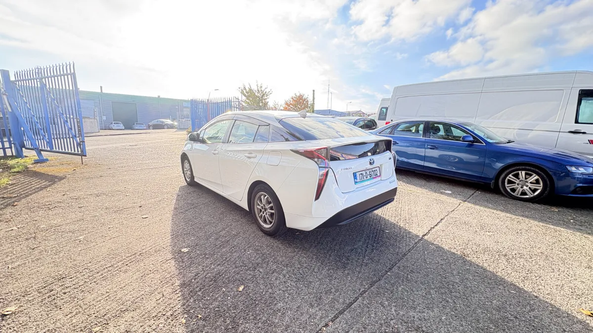 Toyota Prius 1.8 Hybrid 2017 - Image 4