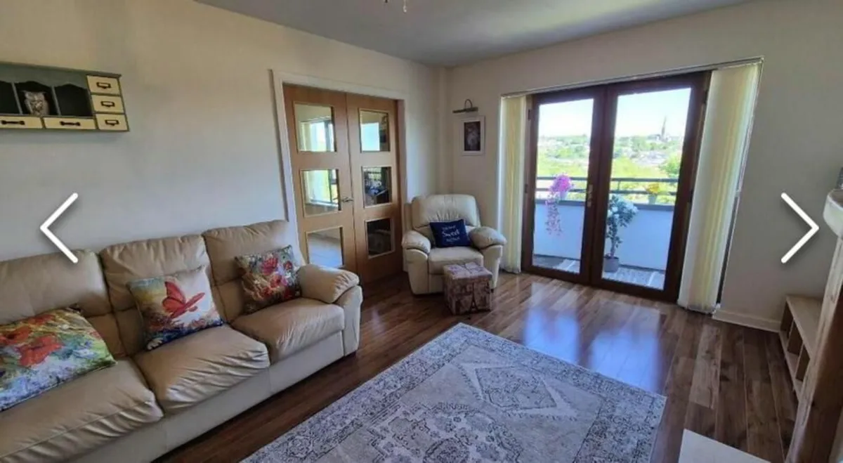 3 seater leather cream setee and 2 armchairs,