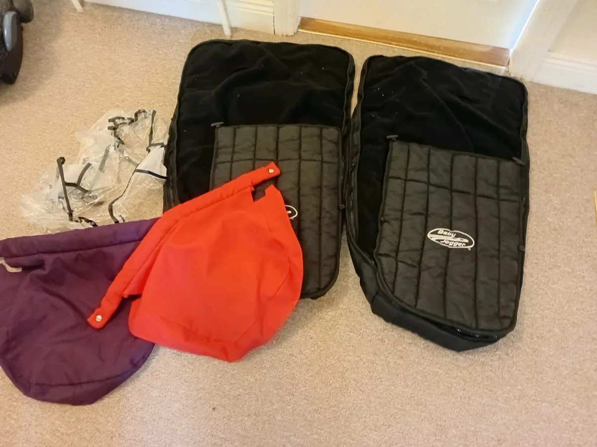 Double buggie,  pram×2, car seats×2, bases×2 - Image 3