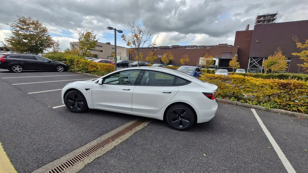 Tesla Model 3 2023 - Image 2