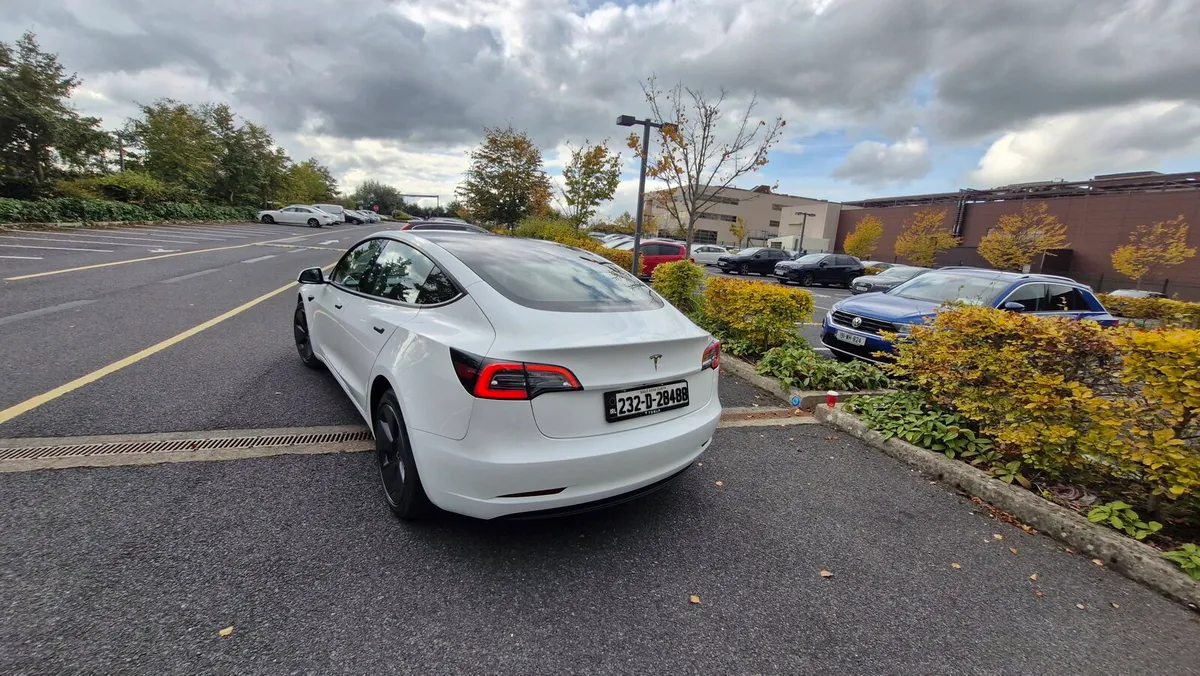 Tesla Model 3 2023 - Image 3