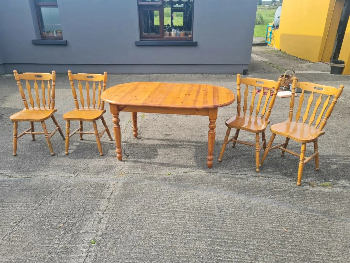 Table plus 4 chairs