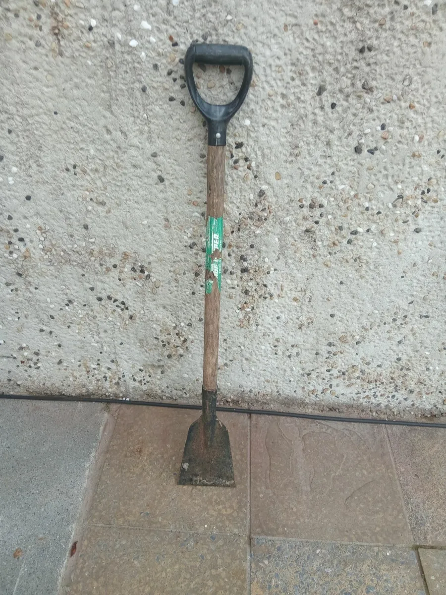 Garden rakes and lawn edging tool - Image 3