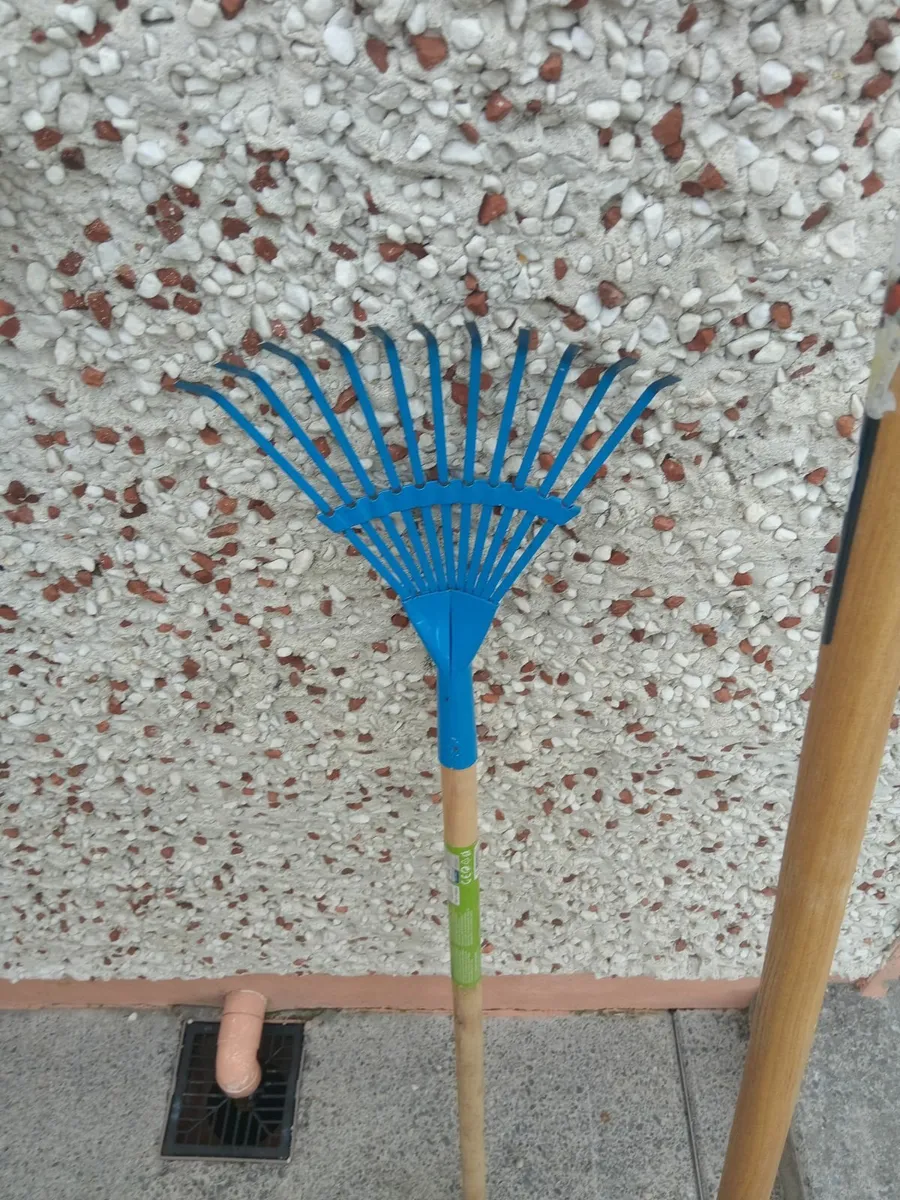Garden rakes and lawn edging tool - Image 4