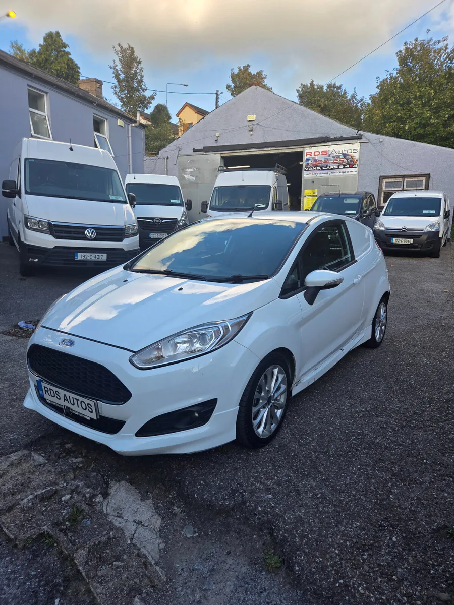 🔥16 FIESTA SPORT VAN🔥 - Image 3