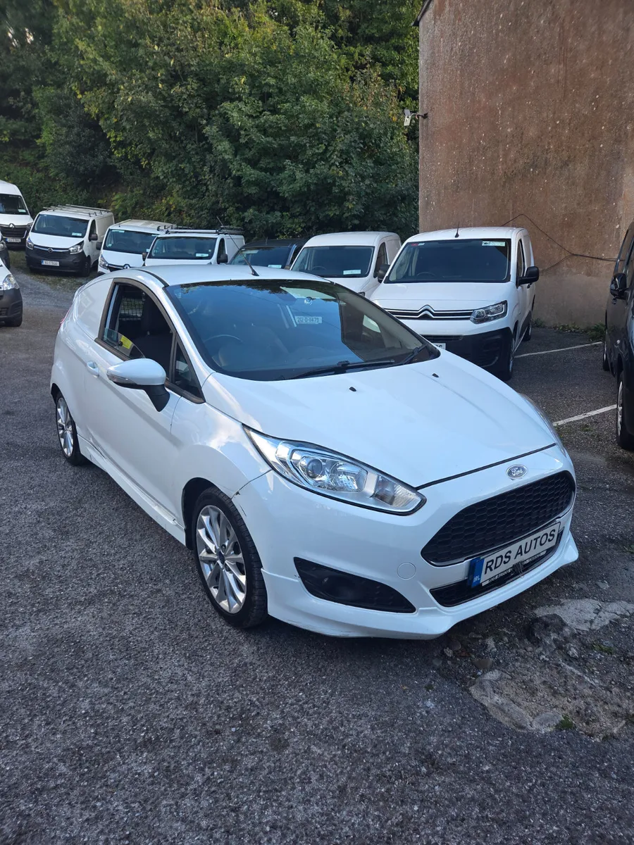 🔥16 FIESTA SPORT VAN🔥 - Image 1