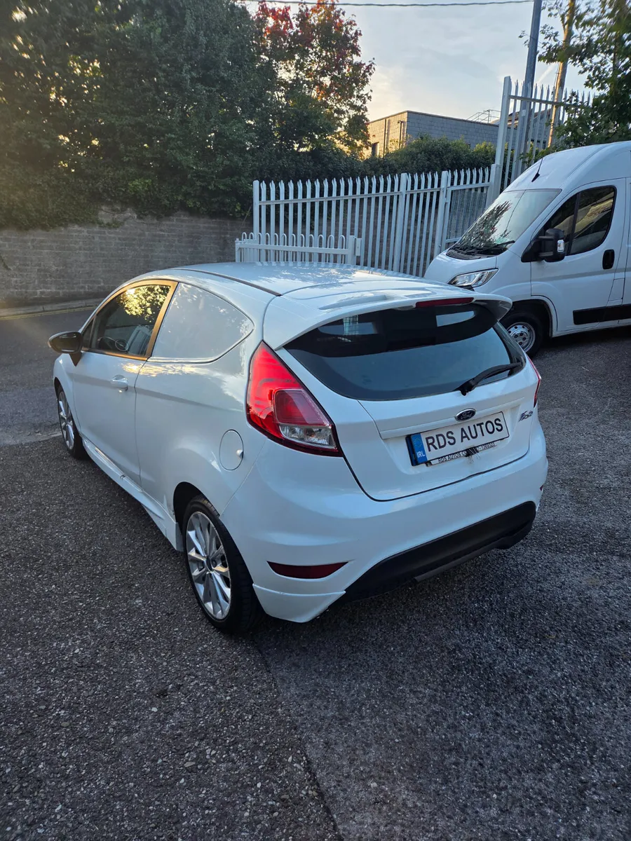 🔥16 FIESTA SPORT VAN🔥 - Image 4
