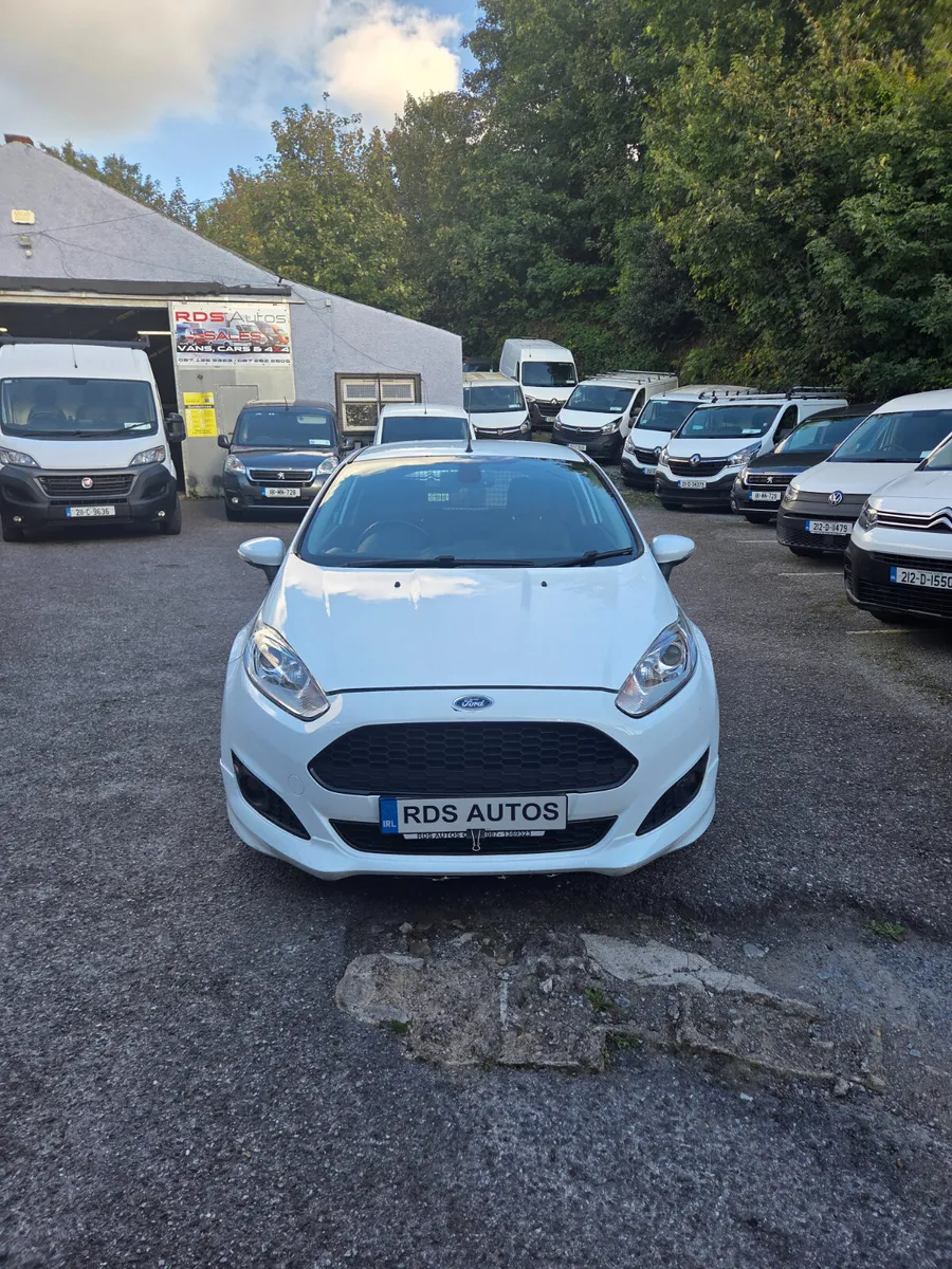 🔥16 FIESTA SPORT VAN🔥 - Image 2