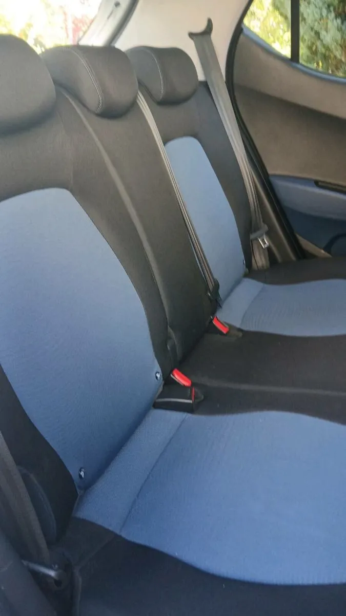Hyundai i10 deluxe 4dr - Image 4