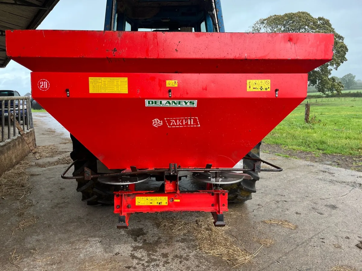 Fertiliser spreader - Image 1