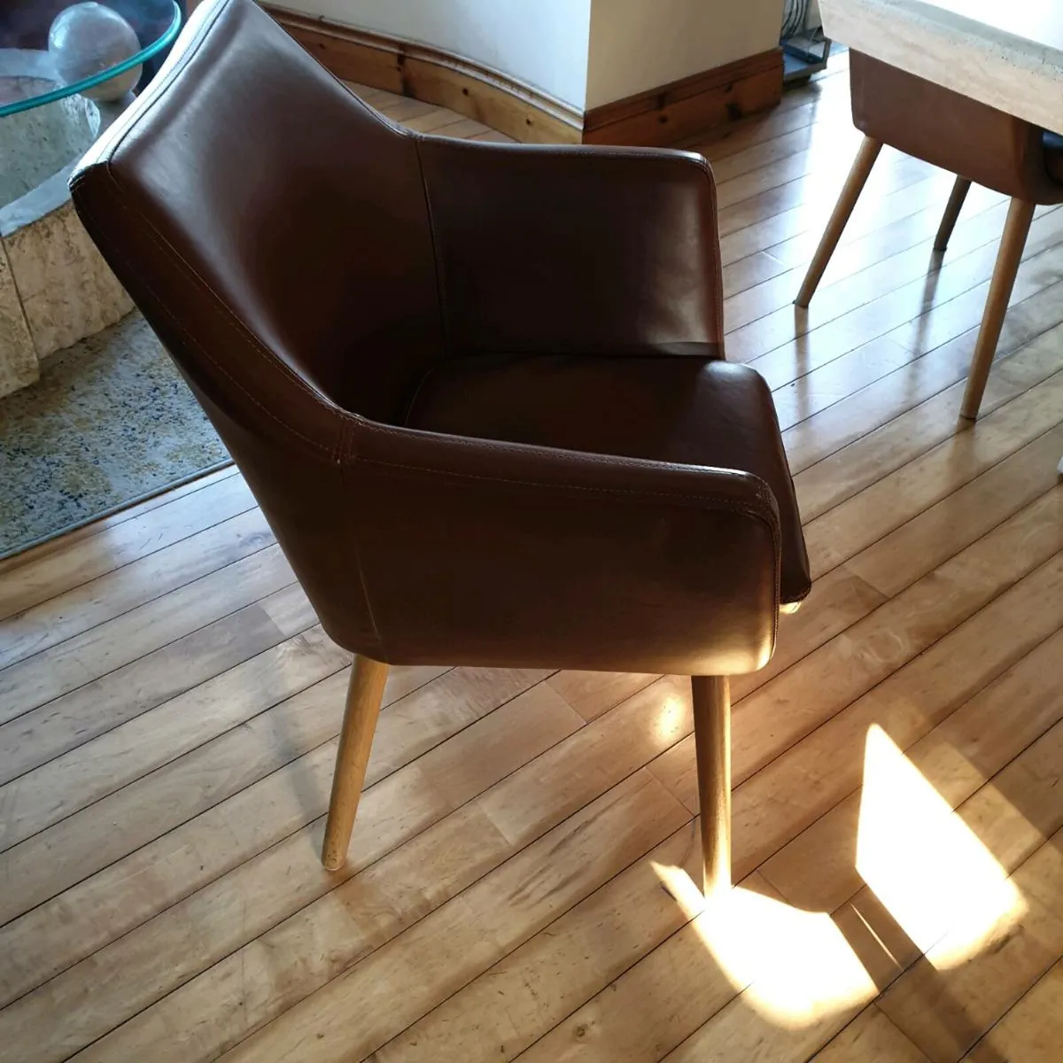 Cream marble table and 6 leather chairs - Image 4
