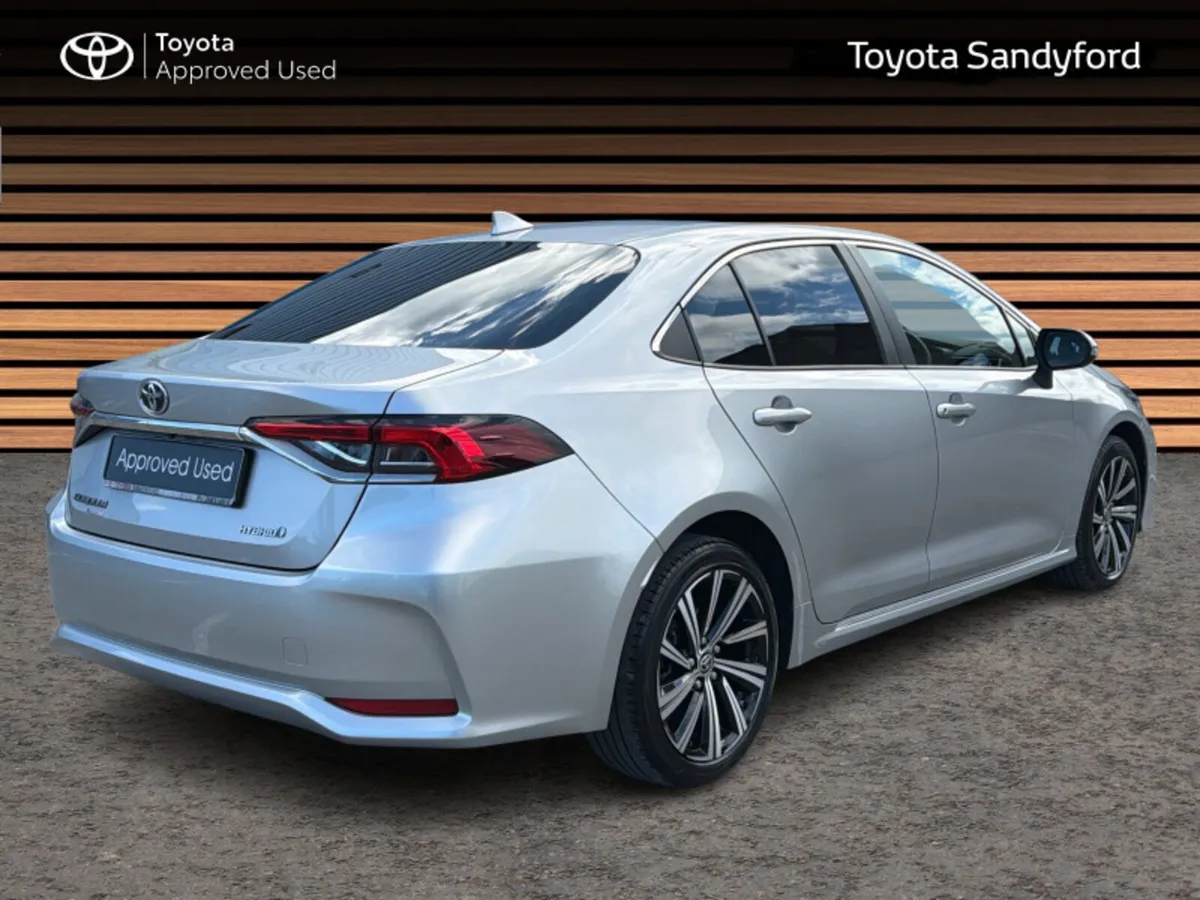 Toyota Corolla LUNA SPORT SALOON // HEATED SEATS / - Image 2