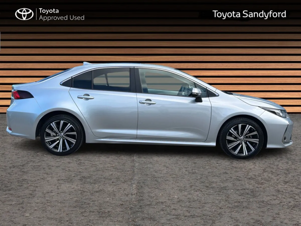Toyota Corolla LUNA SPORT SALOON // HEATED SEATS / - Image 3