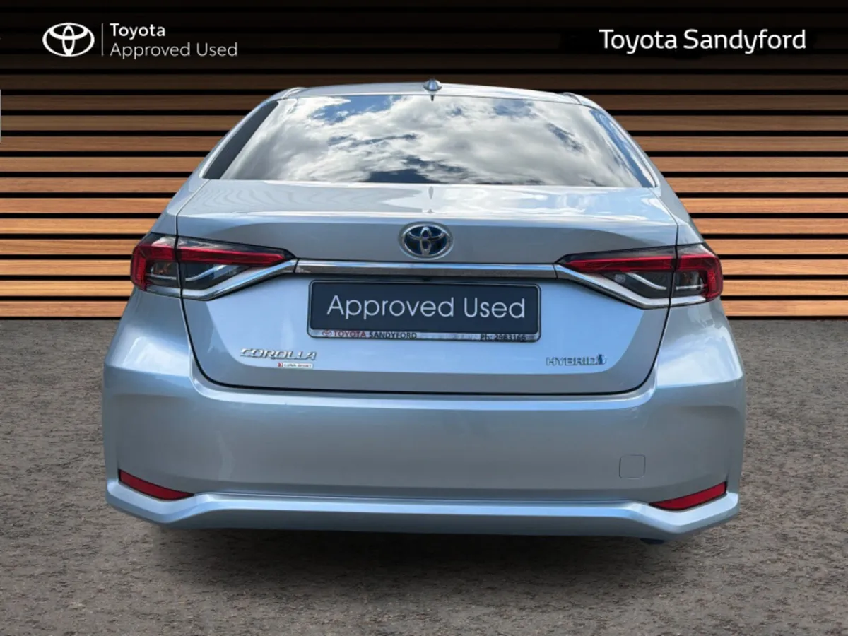 Toyota Corolla LUNA SPORT SALOON // HEATED SEATS / - Image 4