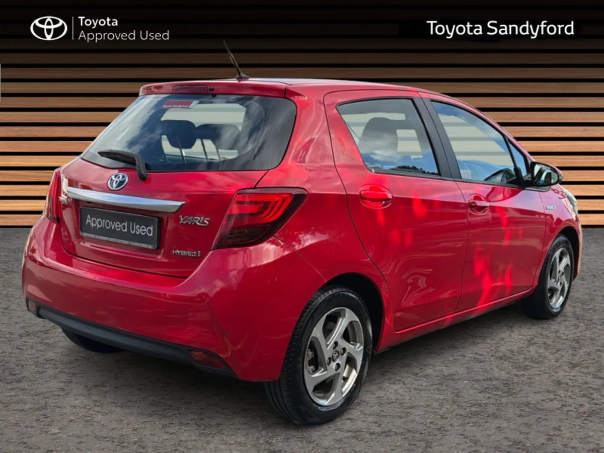 Toyota Yaris HYBRID LUXURY // REAR CAMERA // SAT-N - Image 2