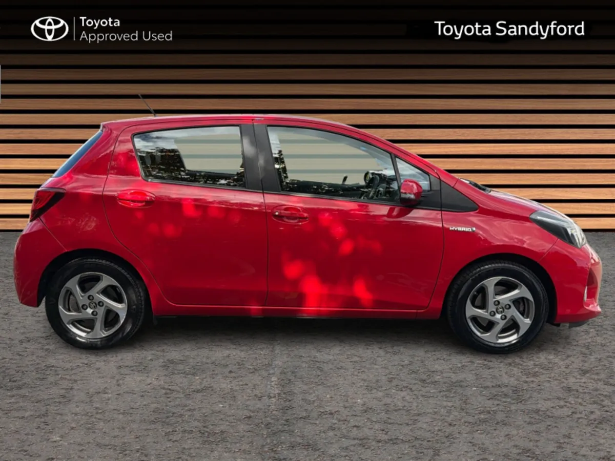 Toyota Yaris HYBRID LUXURY // REAR CAMERA // SAT-N - Image 3