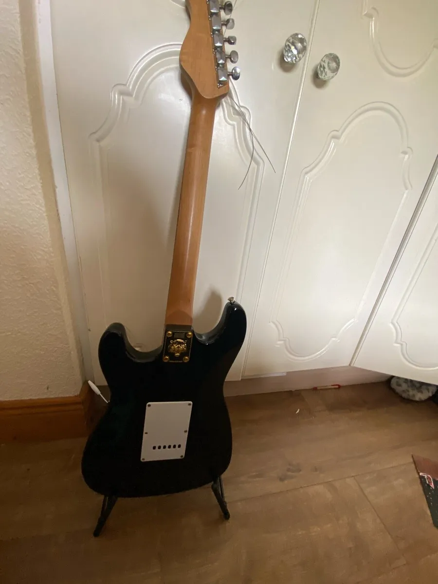 Encore electric guitar with stand and guitar tuner - Image 4