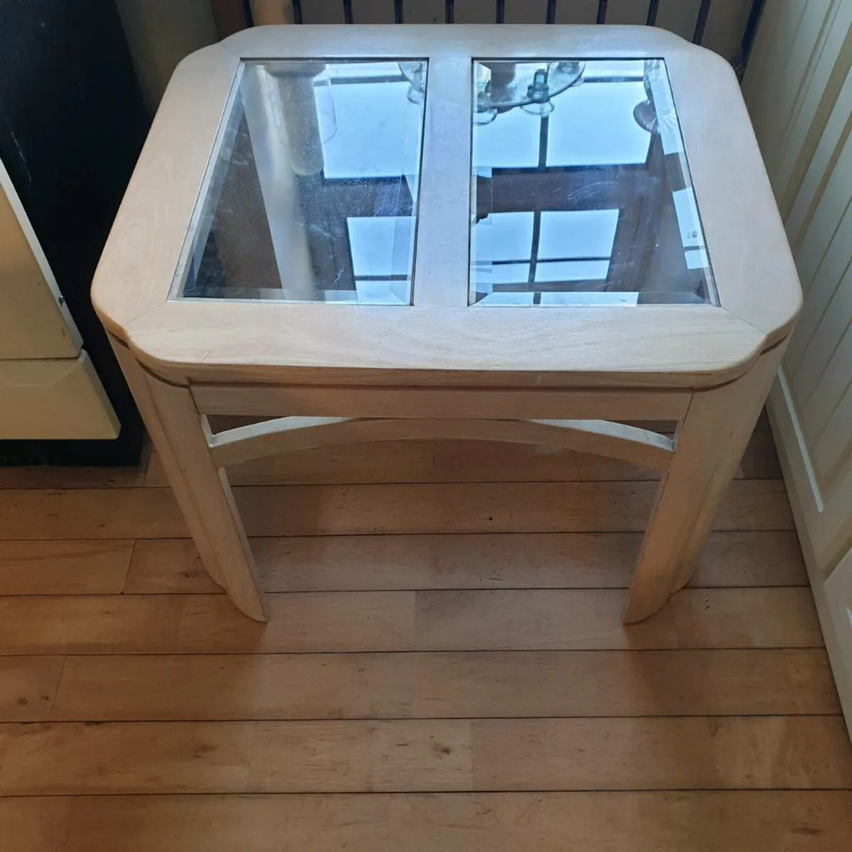 Pine coffee table with 2 glass panels - Image 1