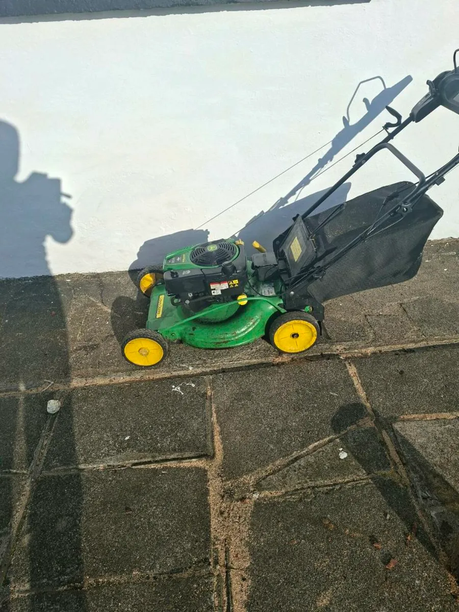 john  Deere   lawnmower  self-drive - Image 1