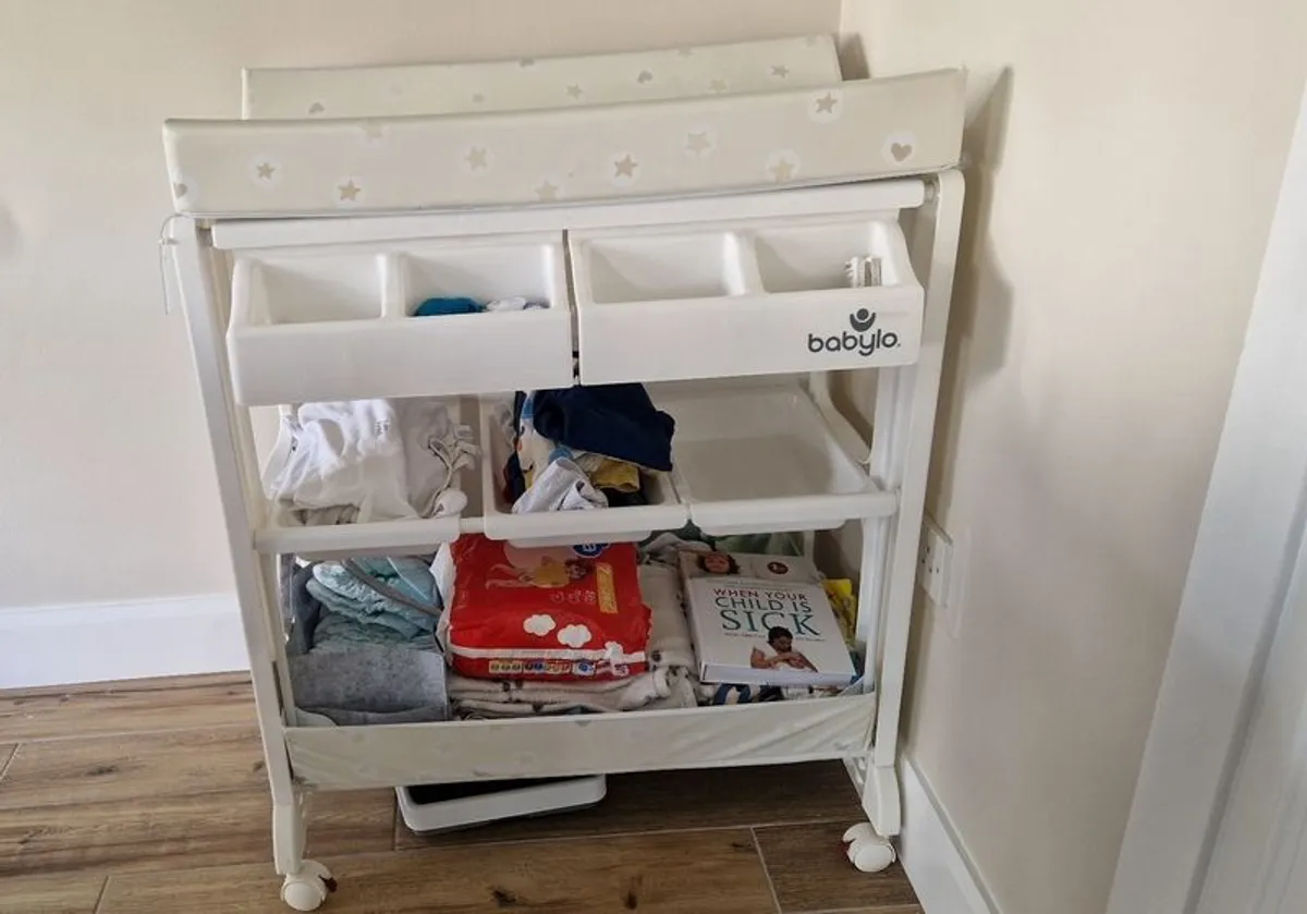 baby changing - Image 2