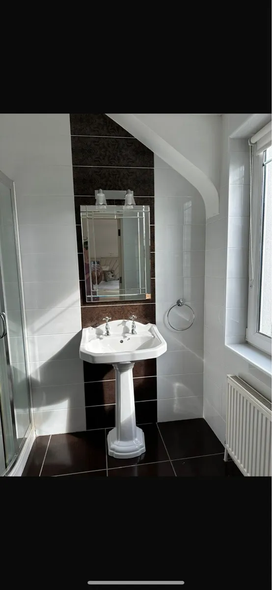 Bathroom sink - Image 2