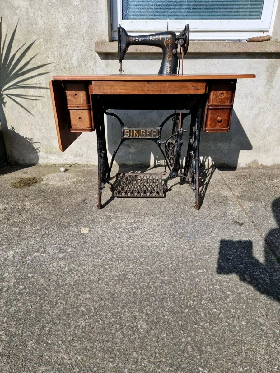 ANTIQUE SINGER SEWING MACHINE - Image 2