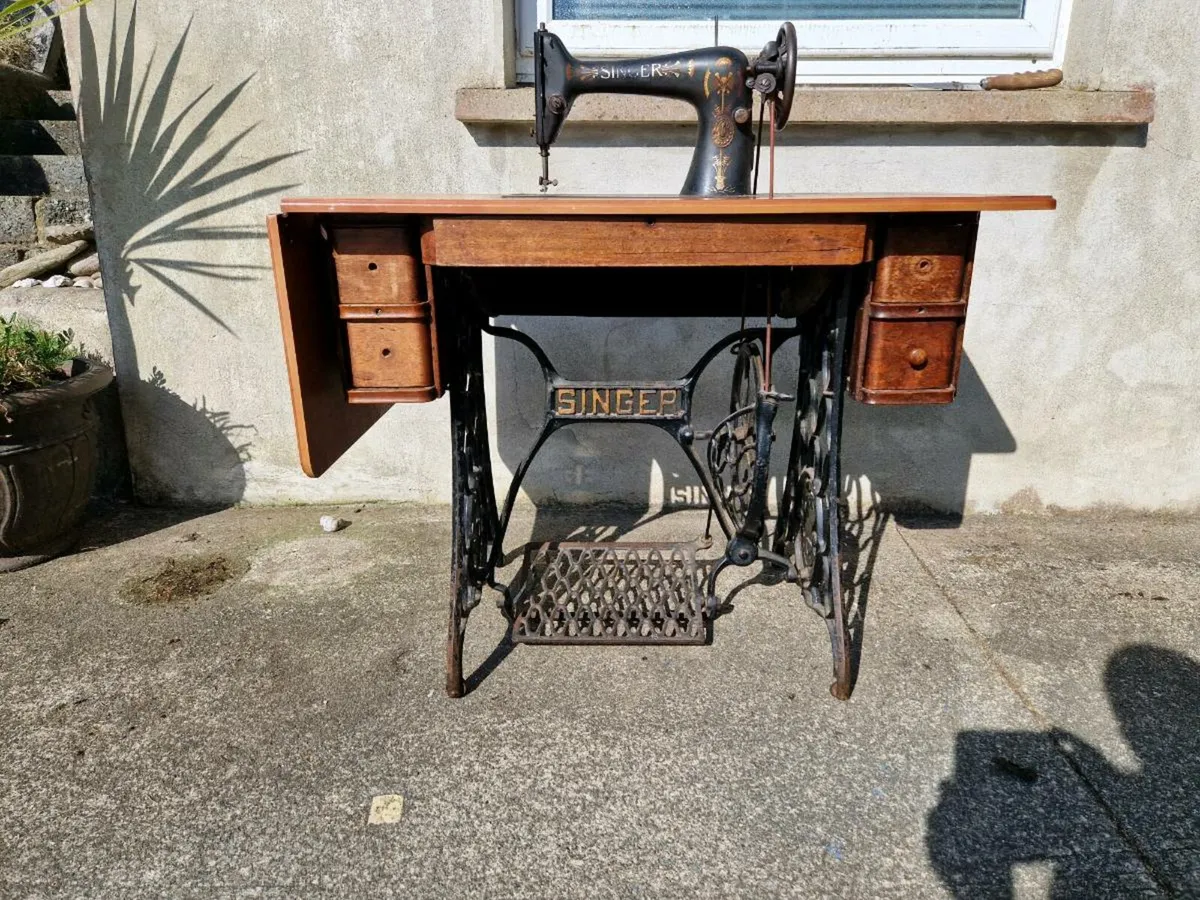 ANTIQUE SINGER SEWING MACHINE - Image 1