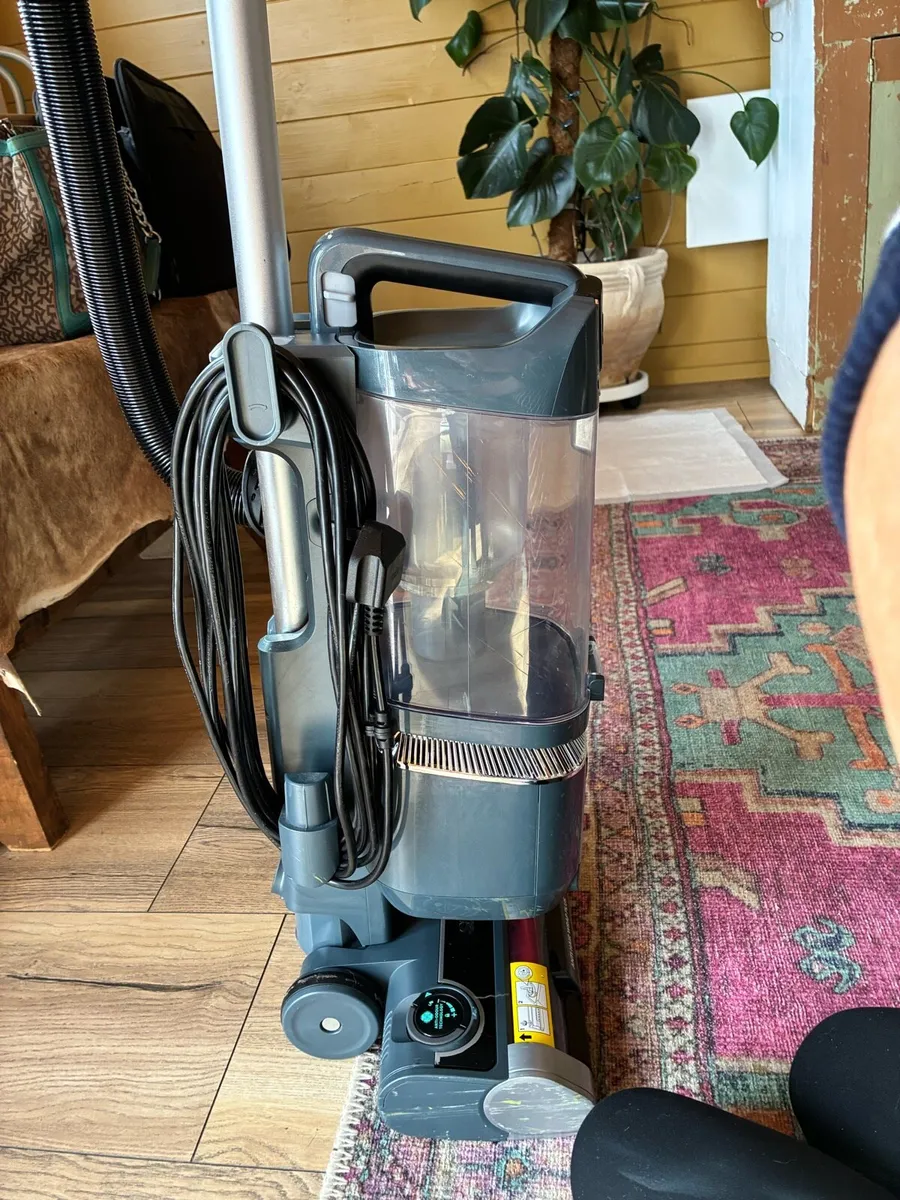Shark upright vacuum cleaner - Image 2