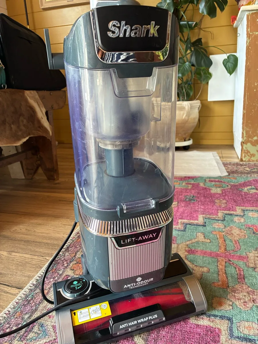 Shark upright vacuum cleaner - Image 3