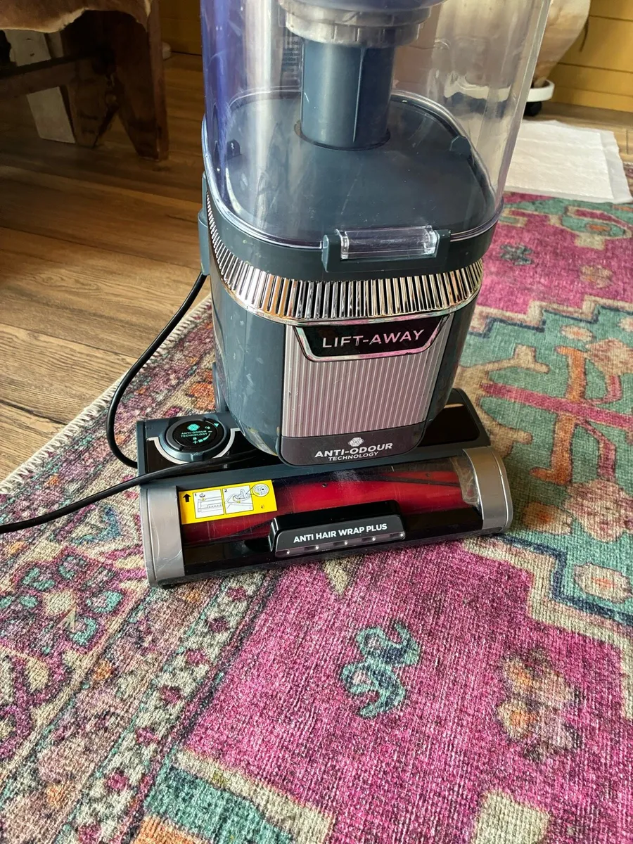 Shark upright vacuum cleaner - Image 4