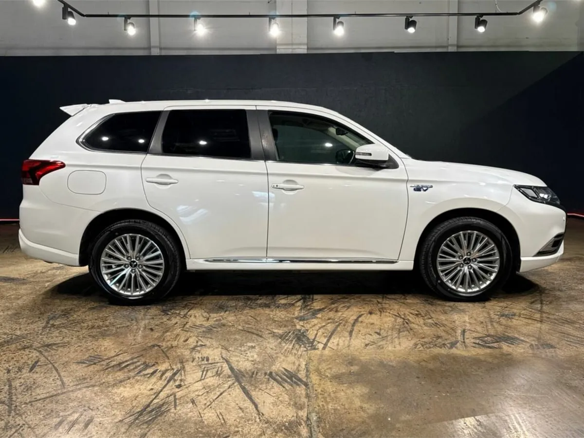 Mitsubishi Outlander PHEV AUTOMATIC 2.4L HYBRID - - Image 3