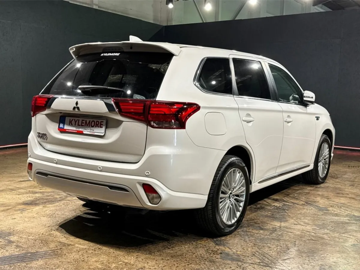 Mitsubishi Outlander PHEV AUTOMATIC 2.4L HYBRID - - Image 4