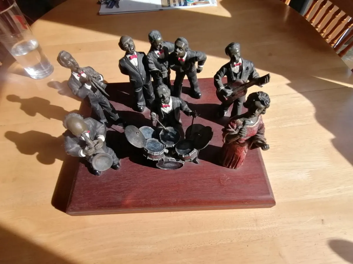 Jazz band on wooden stand