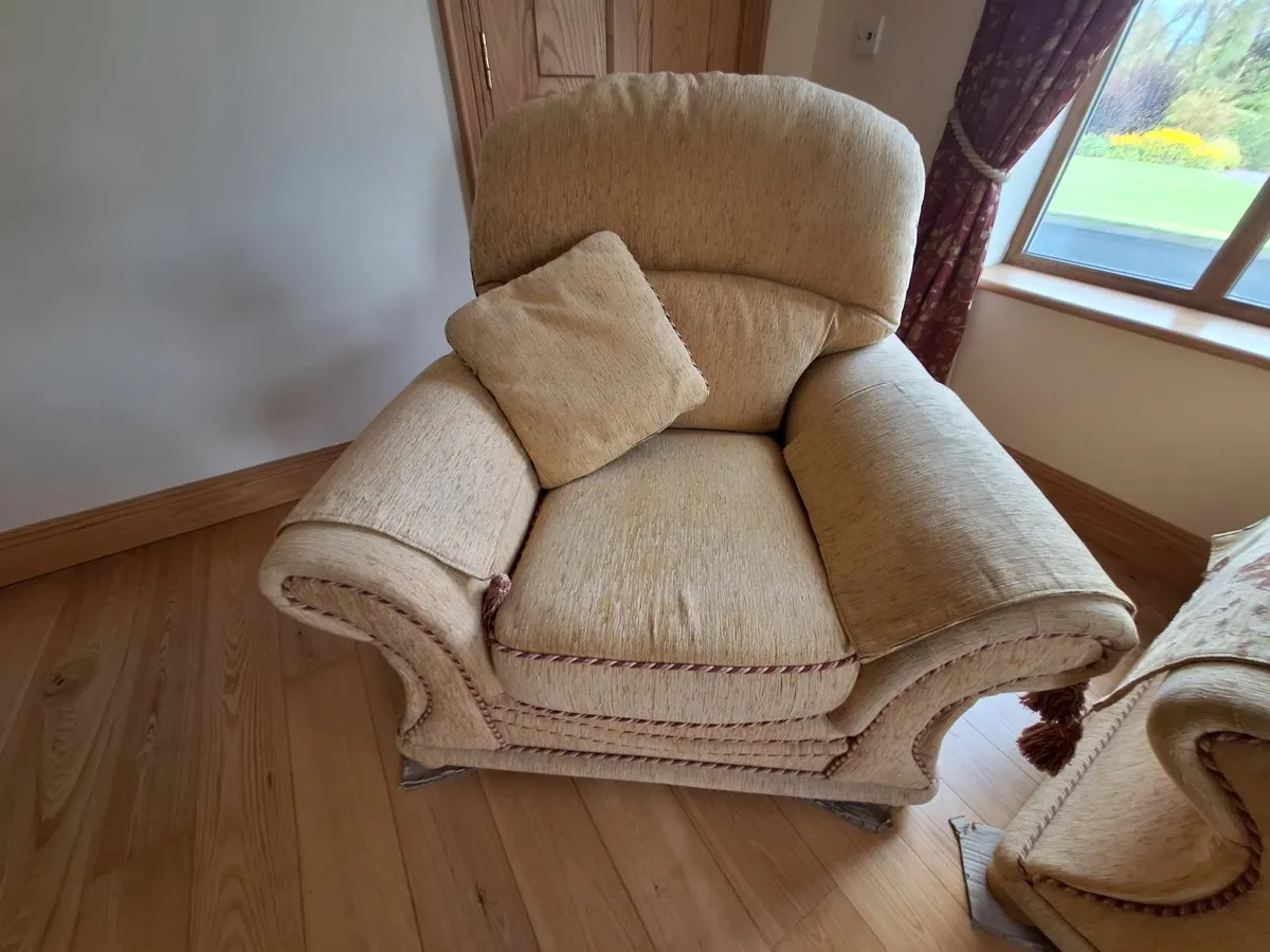 3 seater couch and 2 armchairs - Image 2