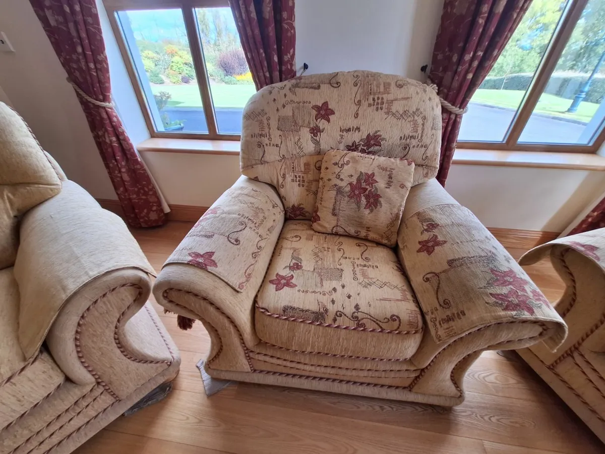 3 seater couch and 2 armchairs - Image 3