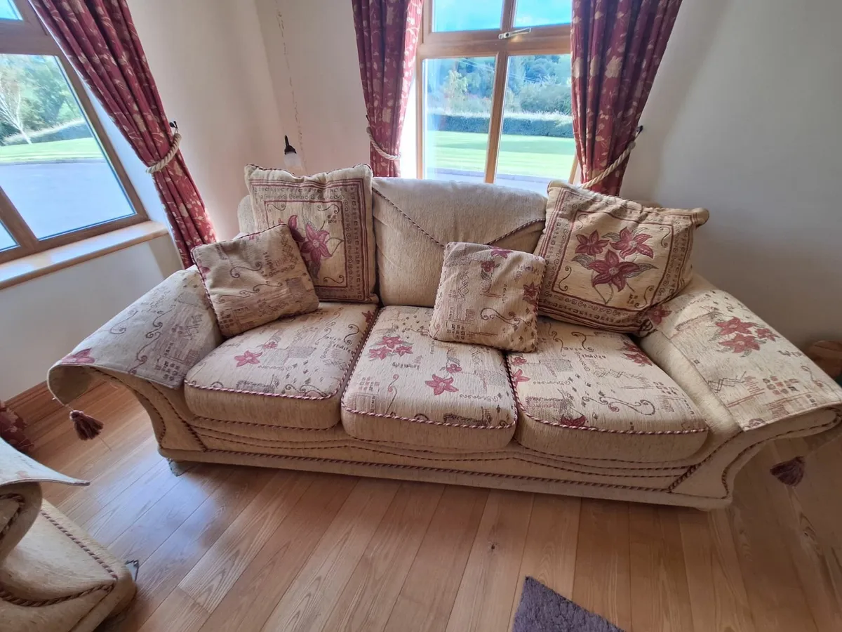 3 seater couch and 2 armchairs - Image 4