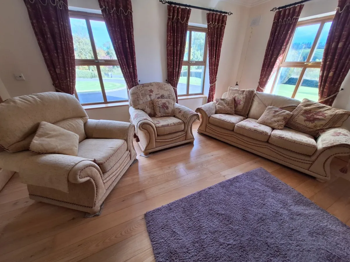 3 seater couch and 2 armchairs - Image 1