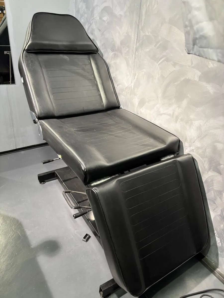 Hydraulic tattoo/beauty bed - Image 1