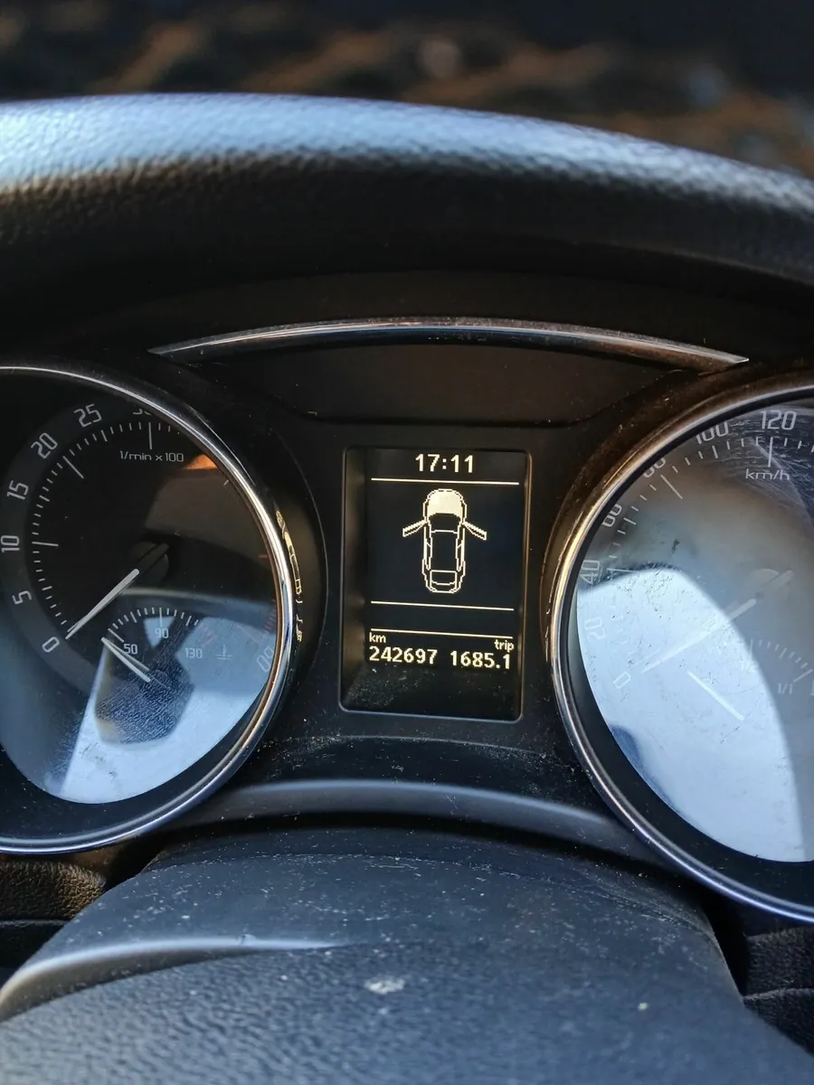 Skoda Superb 2011 - Image 2