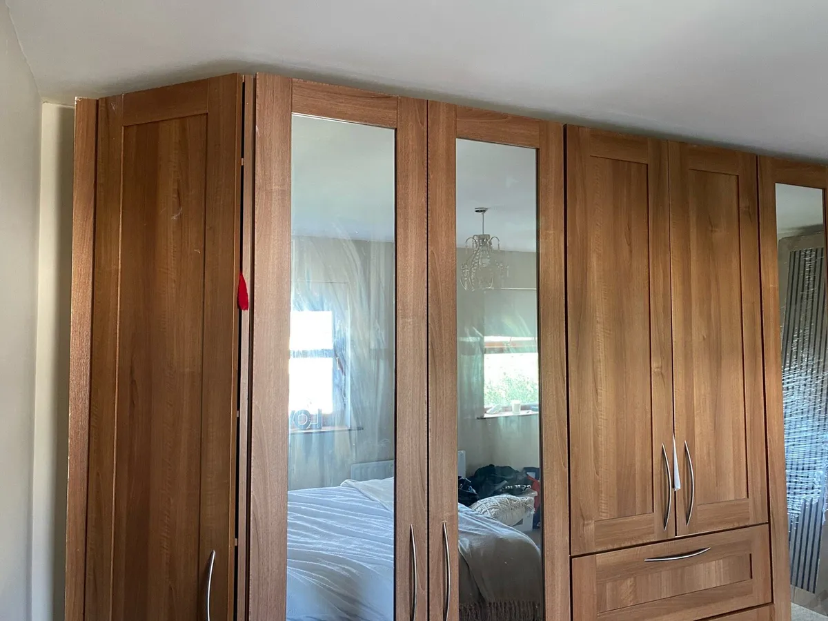 Wardrobes built in - Image 1