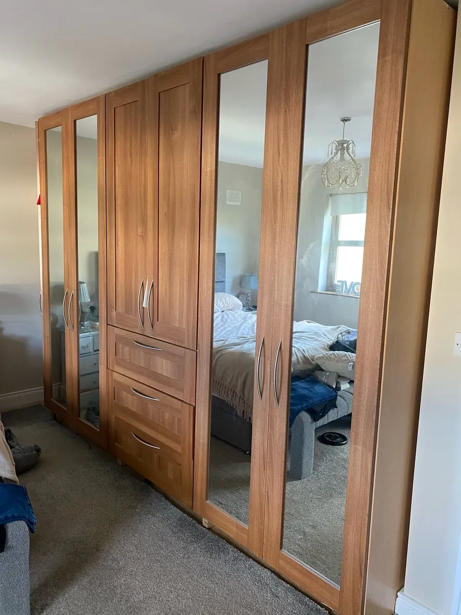 Wardrobes built in - Image 2